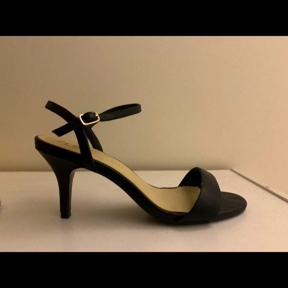 Black Le Chateau heels size 9US